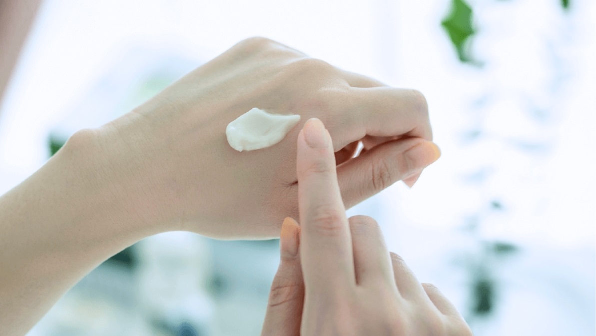 クリームを手に取る写真